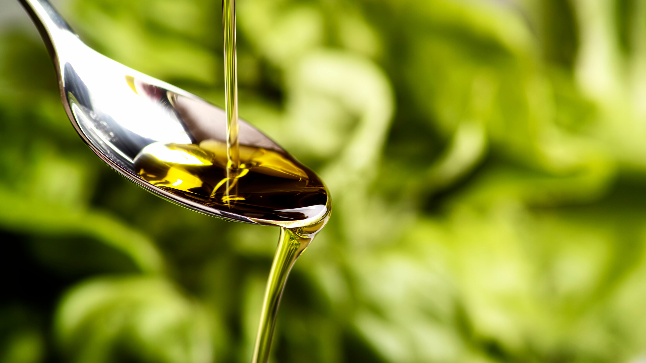Imagen sobre consumo de aceite de oliva aceite de oliva cayendo en cuchara de metal