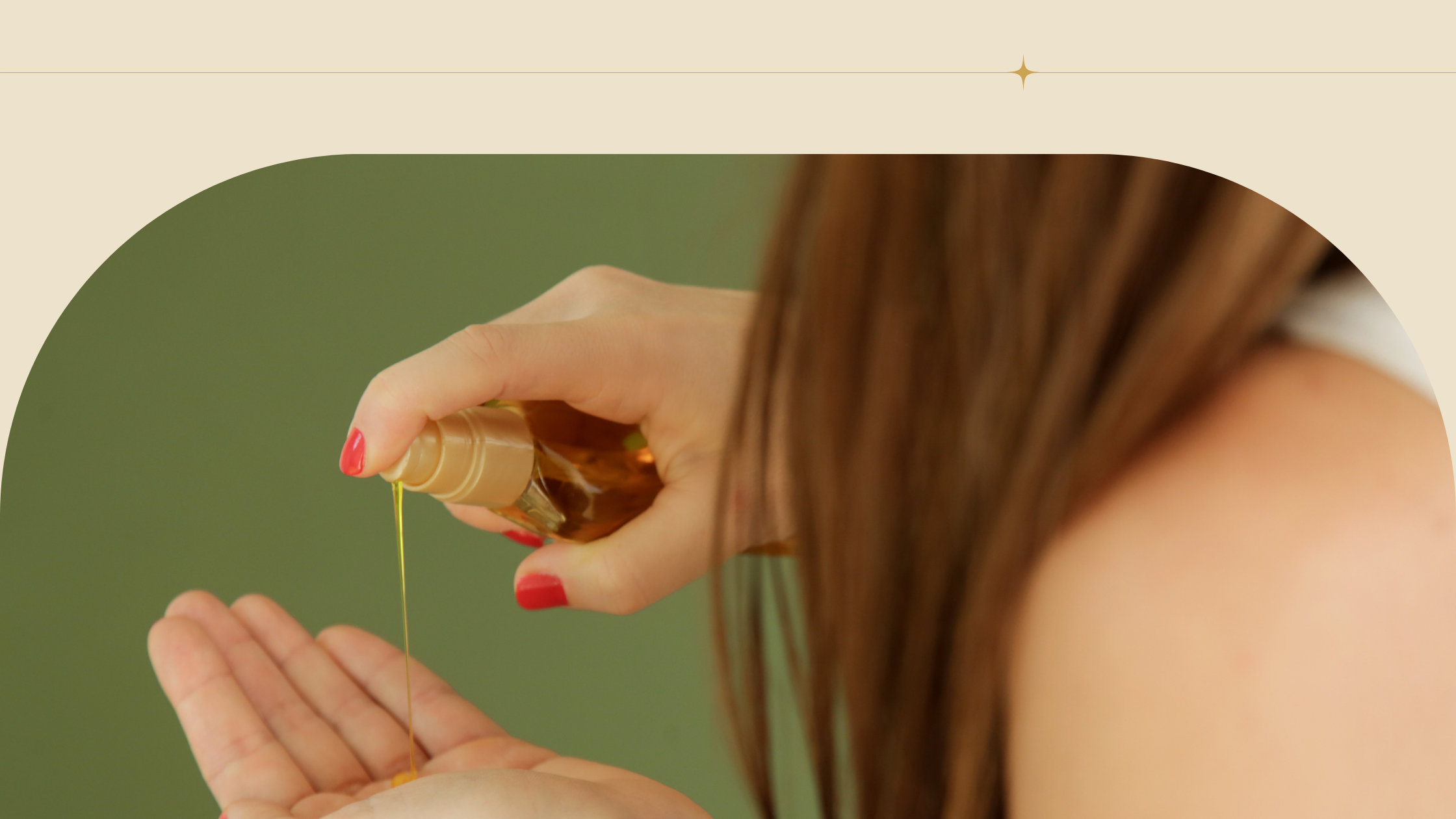 Mujer cuidando cabello con aceite 